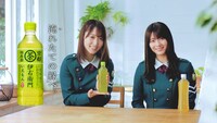 「伊右衛門」Web動画「アイドルもお茶も緑」編より、菅井友香と田村保乃（欅坂46）。