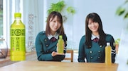 「伊右衛門」Web動画「アイドルもお茶も緑」編より、菅井友香と田村保乃(欅坂46)。