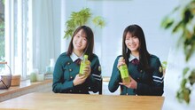 「伊右衛門」Web動画「アイドルもお茶も緑」編より、菅井友香と田村保乃（欅坂46）。