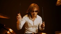 「『ワンダ』極」シリーズ新テレビCM「極めた人」編より、YOSHIKI（X JAPAN）。