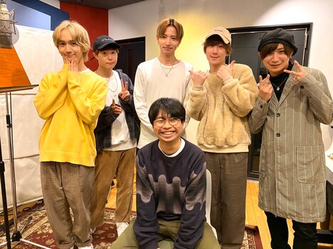 浜野謙太（手前中央）とCUBERS。