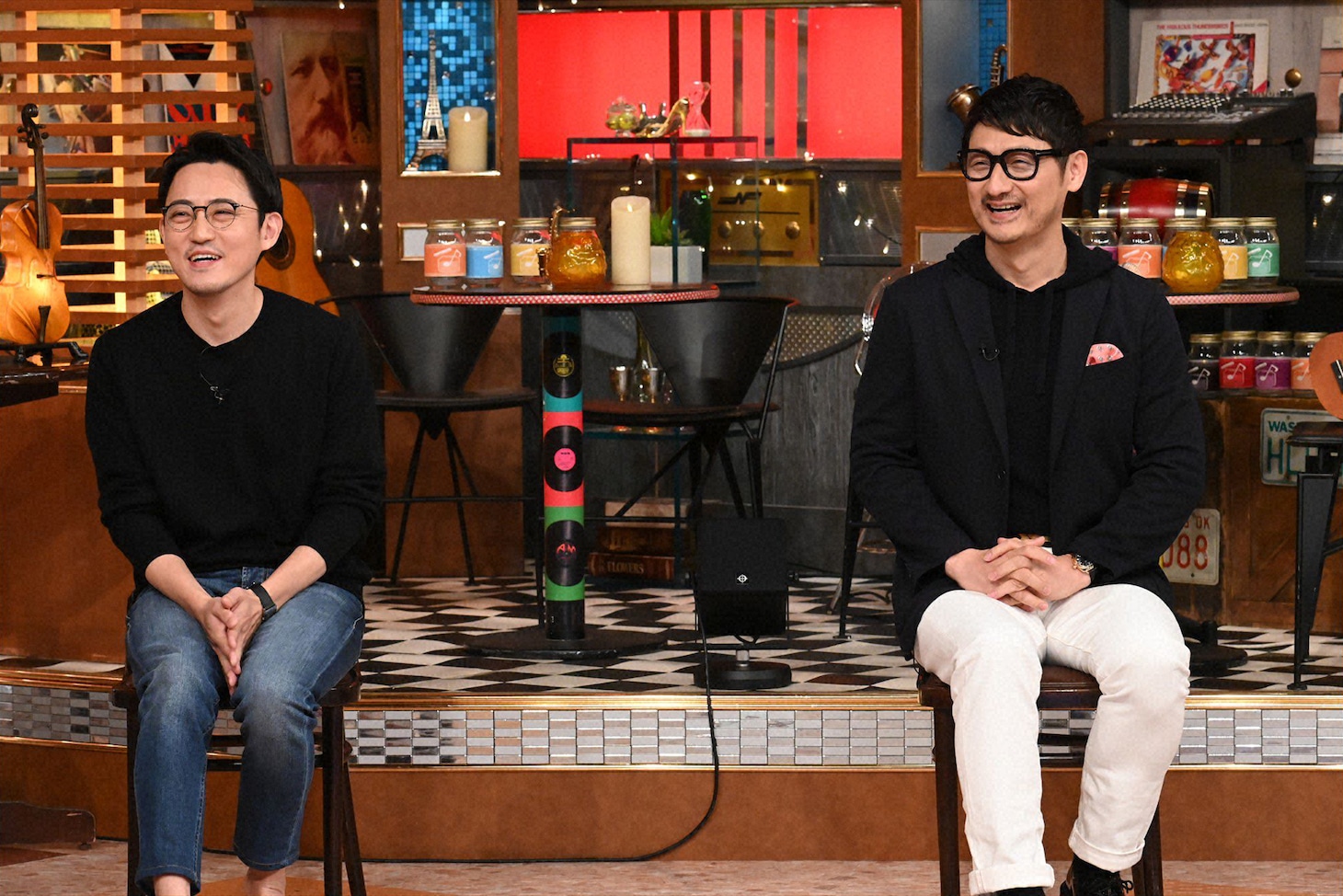 左からいしわたり淳治、松尾潔。(c)テレビ朝日