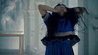 さユり「ねじこ」ミュージックビデオより。