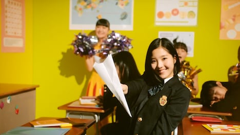 BEYOOOOONDS「ビタミン ME」MVのワンシーン。