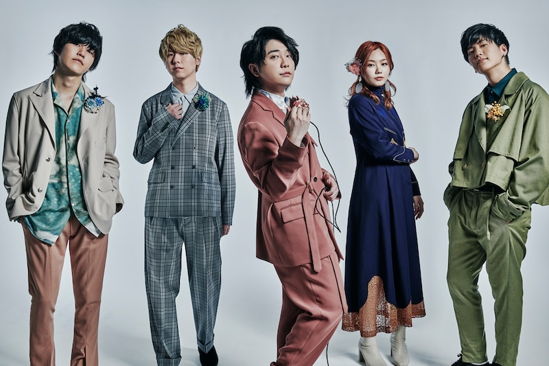 Mrs. GREEN APPLE。右端が高野清宗(B)、右から2番目が山中綾華(Dr)。