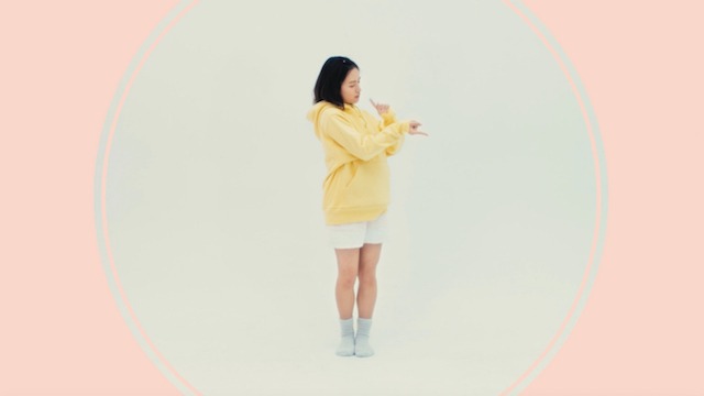 山出愛子「ピアス」ミュージックビデオより。