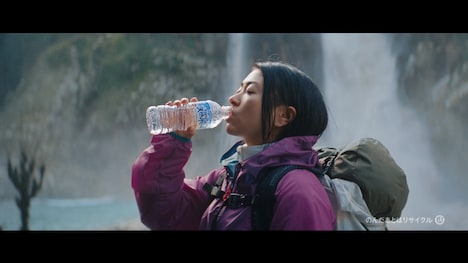 「サントリー天然水」の新テレビCM「光も風もいただきます。」編のワンシーン。