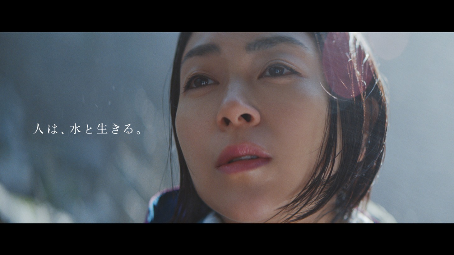 「サントリー天然水」の新テレビCM「光も風もいただきます。」編のワンシーン。