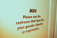 LIVE HAUSのトイレの扉。使用者へのメッセージが書かれている。