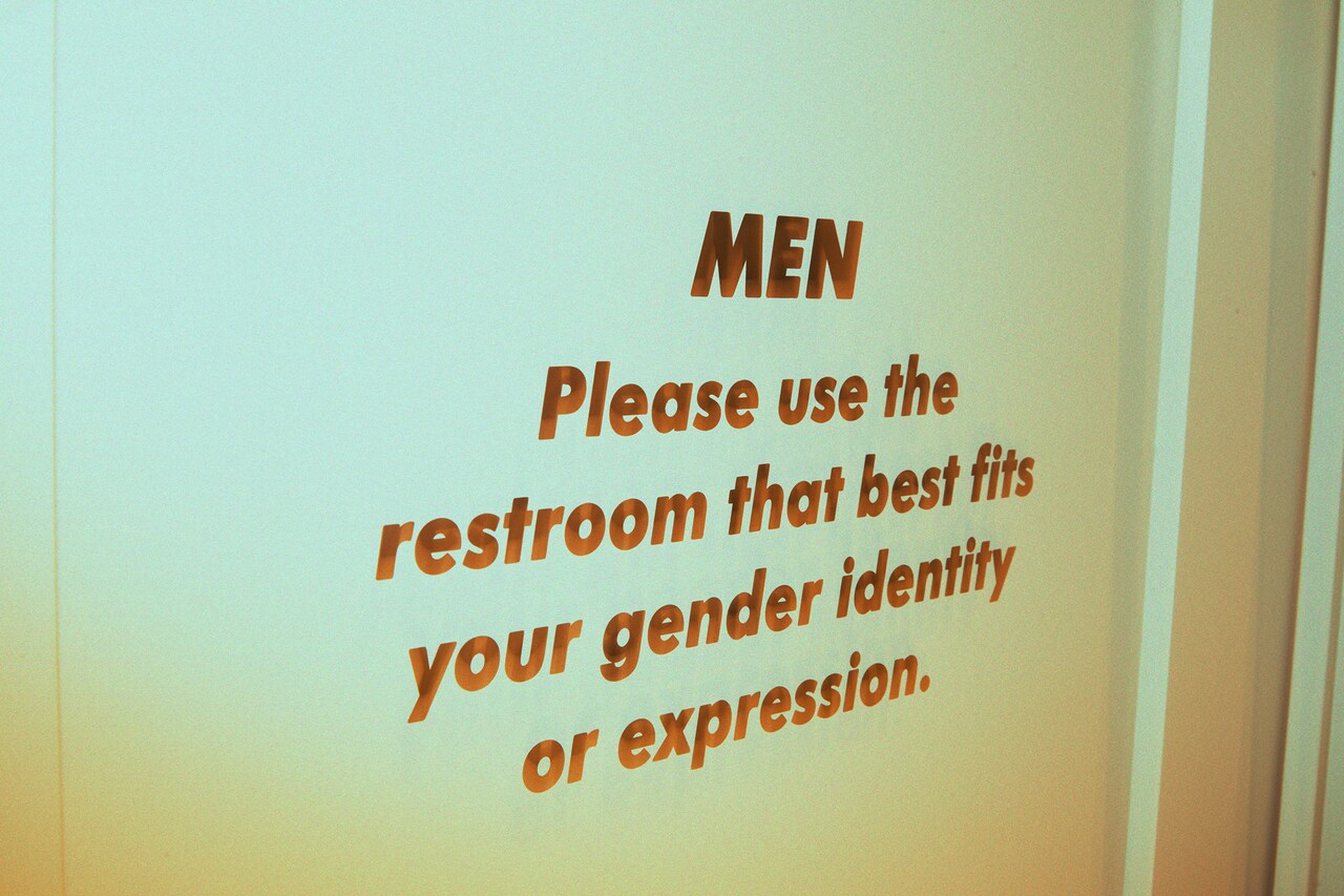 LIVE HAUSのトイレの扉。使用者へのメッセージが書かれている。