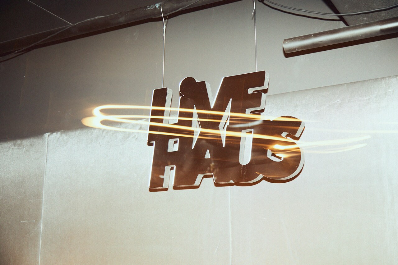 ステージ中央に設置されたLIVE HAUSロゴの看板。