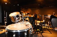 ステージ側から見たLIVE HAUSの店内の様子。ドラムセットなどの楽器や音響機材が設置されていた。