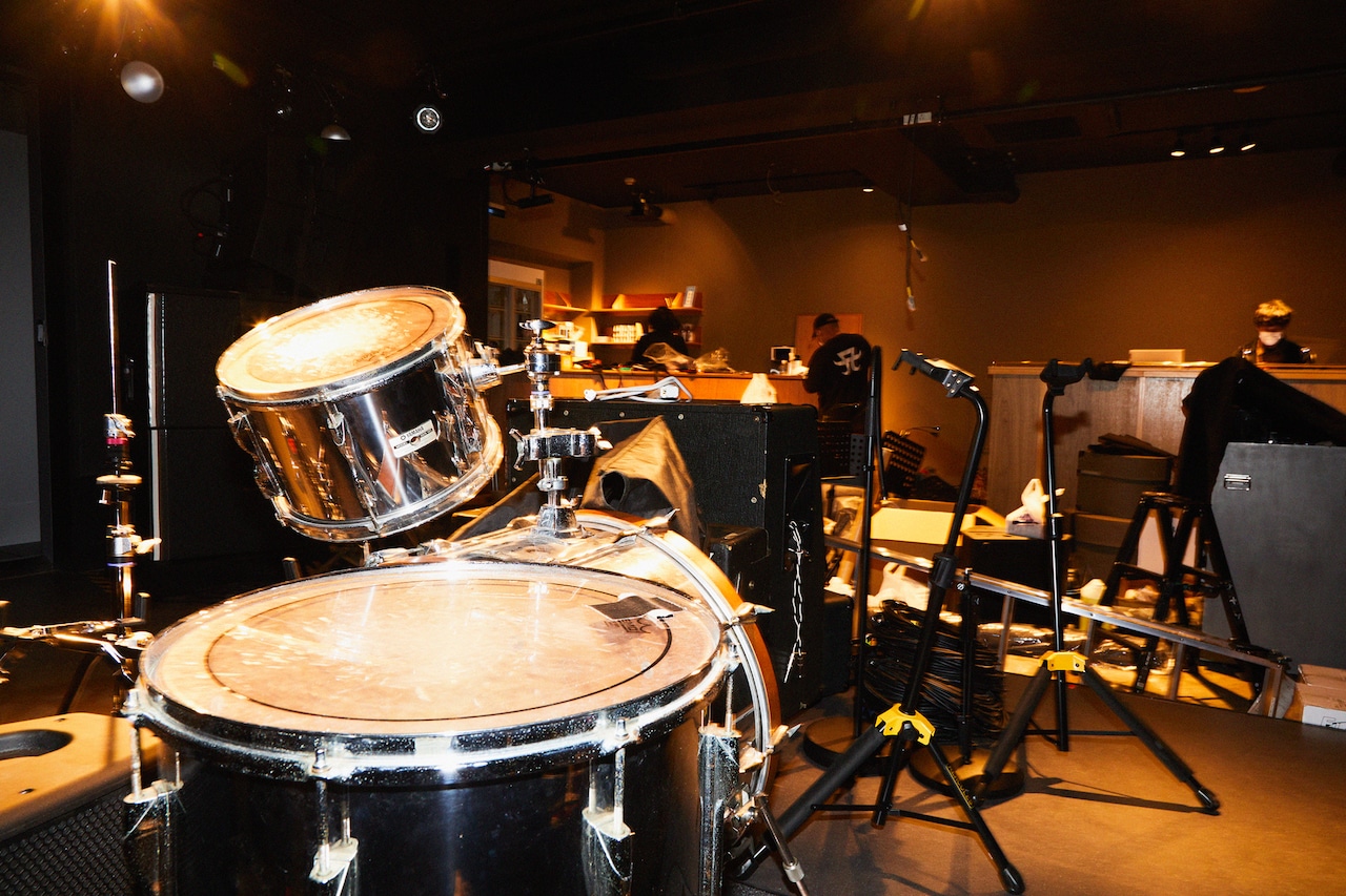ステージ側から見たLIVE HAUSの店内の様子。ドラムセットなどの楽器や音響機材が設置されていた。