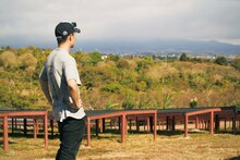 コーヒー農園を視察するEXILE TETSUYA。