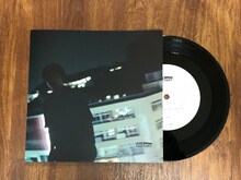 Age Factory「CLOSE EYE / HIGH WAY BEACH / nothing anymore」のジャケットと盤面。