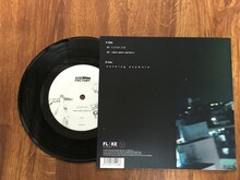 Age Factory「CLOSE EYE / HIGH WAY BEACH / nothing anymore」のジャケットと盤面