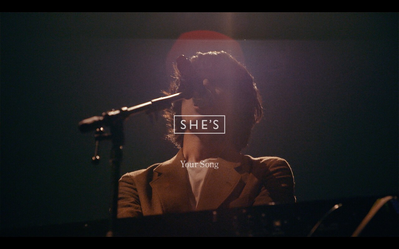 SHE'S「Your Song」ライブ映像のワンシーン。