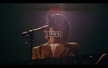 SHE'S「Your Song」ライブ映像のワンシーン。