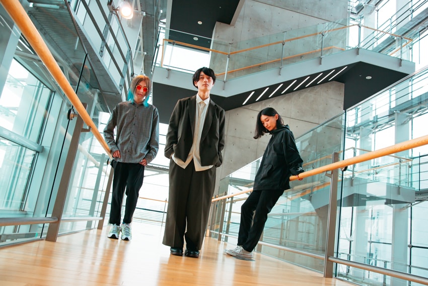 シロとクロ、屋上でパフォーマンスする2ndシングル「宛名のない、」MV公開