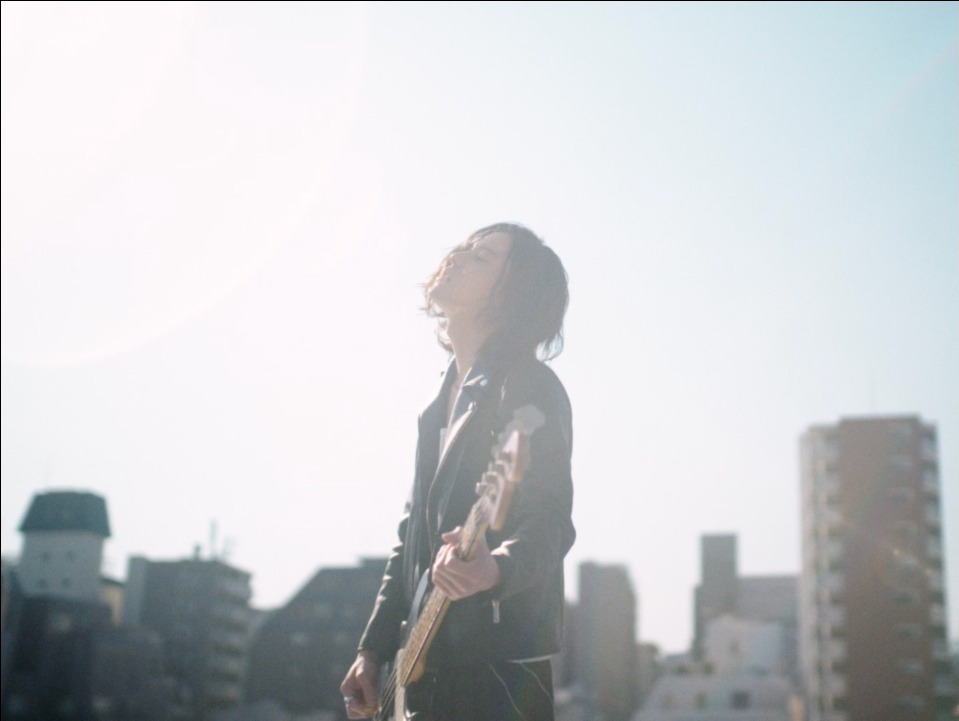 ATEMEL「Blue」ミュージックビデオより。