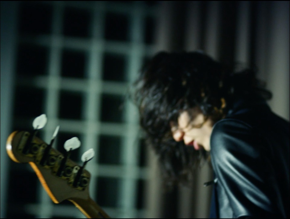 ATEMEL「Blue」ミュージックビデオより。