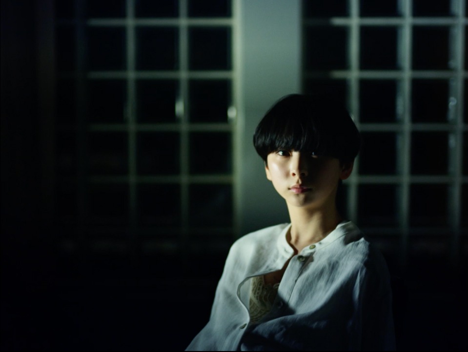 ATEMEL「Blue」ミュージックビデオより。