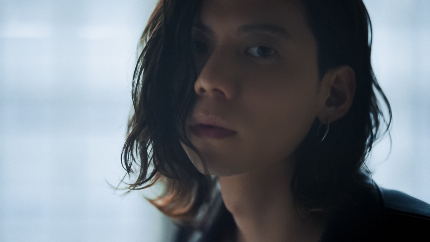 ATEMEL「Blue」ミュージックビデオより。
