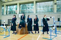 人気画像6位は「逃げる豆柴の大群、追いかけるクロちゃん」より、豆柴の大群。奥にいるのはクロちゃん（安田大サーカス）。