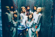 PIGGS。左から時計回りにUMI、SHELLME、BAN-BAN、CHIYO-P、プー・ルイ。