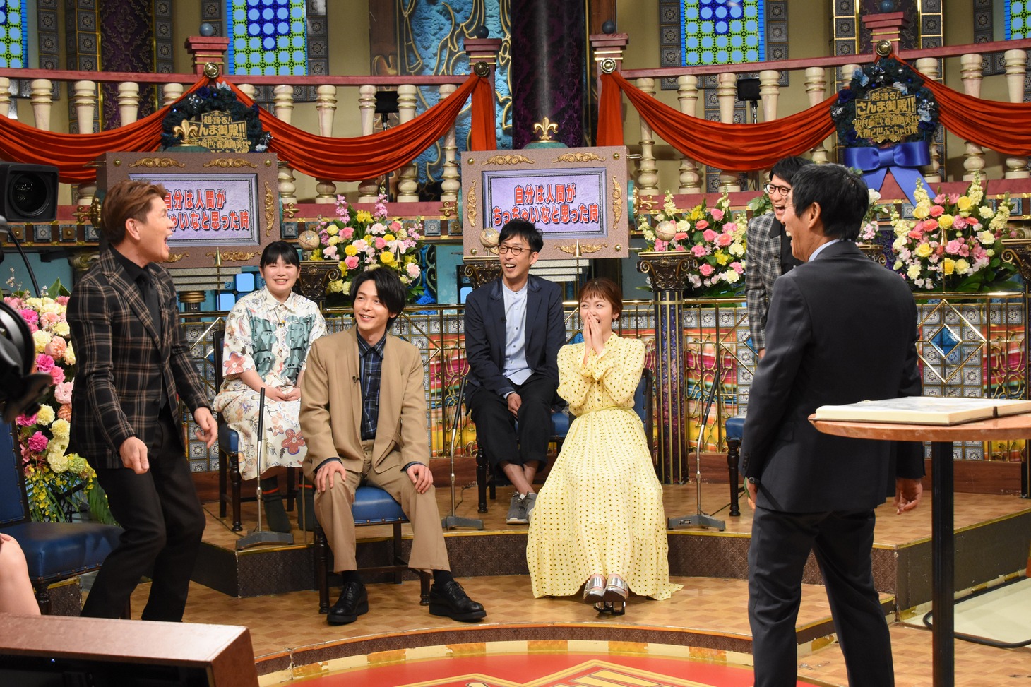 左からヒロミ、富田望生、中村倫也、北村有起哉、小芝風花、柴田英嗣、明石家さんま。(c)NTV