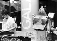 1985年11月に東京・CSV渋谷で行われたライブでのコンスタンスタワーズ。