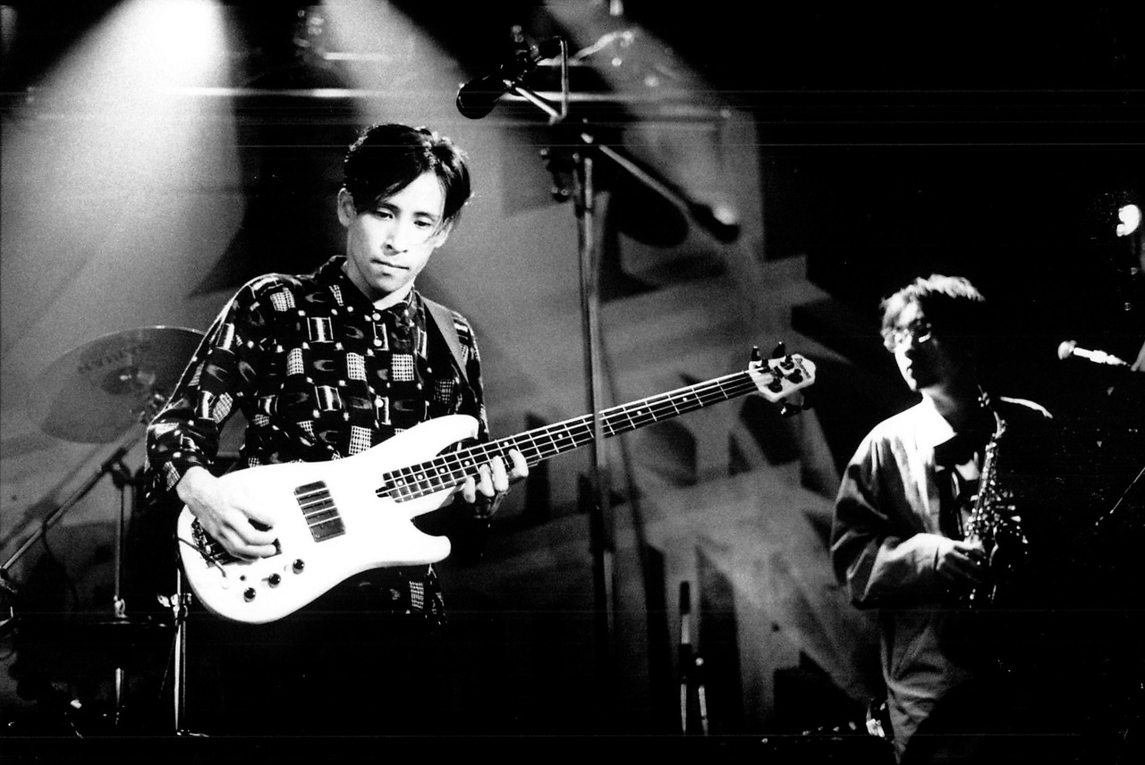 1991年撮影の倉地久美夫とアジャ・クレヨンズ。左から倉地久美夫、菊地成孔。