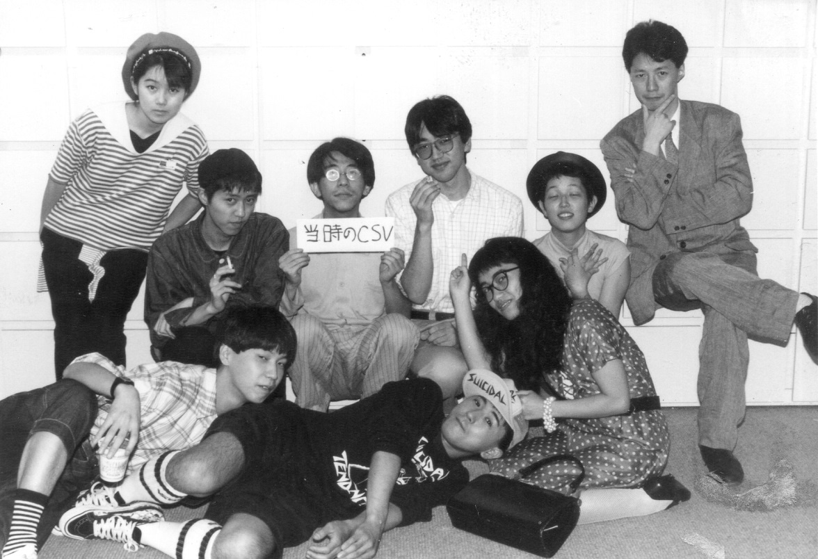 後列左からもりばやしみほ（hi-posi）、山口優（EXPO、もすけさん）、岸野雄一（東京タワーズ、コンスタンスタワーズ）、1人飛ばして岡村みどり（コンスタンスタワーズ）、手塚眞。前列左から中嶋勇二（東京タワーズ）、加藤賢崇（東京タワーズ）、岡崎京子。1987年撮影。