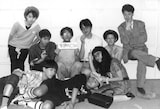 後列左からもりばやしみほ(hi-posi)、山口優(EXPO、もすけさん)、岸野雄一(東京タワーズ、コンスタンスタワーズ)、1人飛ばして岡村みどり(コンスタンスタワーズ)、手塚眞。前列左から中嶋勇二(東京タワーズ)、加藤賢崇(東京タワーズ)、岡崎京子。1987年撮影。