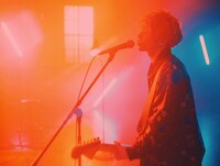 Thinking Dogs「Heavenly ideas」ミュージックビデオのワンシーン。