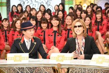 「中居正広のキンスマスペシャル」より。左から中居正広、YOSHIKI。(C)TBS