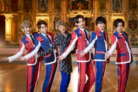 夏まゆみ（左から3番目）とCUBRERS。