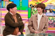 左から日村勇紀(バナナマン)、高橋海人(King & Prince)。(c)フジテレビ