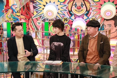 バナナマンと剛力彩芽。(c)フジテレビ