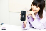 MONSTA X通販グッズ購入時の梱包からはがしたクラフトテープをスマートフォンに貼って保存している土岐麻子。