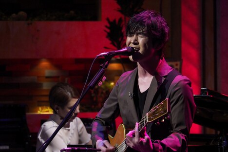 「スローなブギにしてくれ（I want you）」をパフォーマンスする藤巻亮太。