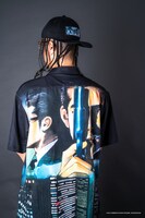 「『サンクチュアリ』×『NEMES』×『JOURNAL STANDARD』」アイテムを身に着けるZEN-LA-ROCK。