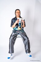 「『サンクチュアリ』×『NEMES』×『JOURNAL STANDARD』」アイテムを身に着けるZEN-LA-ROCK。