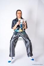 「『サンクチュアリ』×『NEMES』×『JOURNAL STANDARD』」アイテムを身に着けるZEN-LA-ROCK。