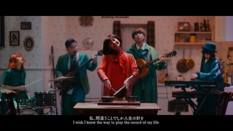 ゲスの極み乙女。「人生の針」ミュージックビデオより。