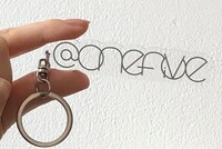 アスマートで販売されている＠onefiveのキーホルダー。