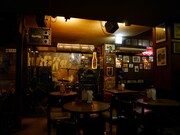 神奈川・FRIDAYの店内。