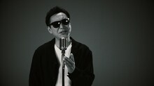 杉山清貴「月に口づけ」ミュージックビデオより。
