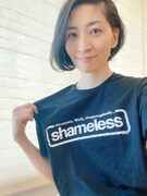 「シェイムレス 俺たちに恥はない」のTシャツを着た坂本真綾。
