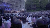 杉山清貴＆オメガトライブが東京・日比谷野外大音楽堂で行ったライブの様子。